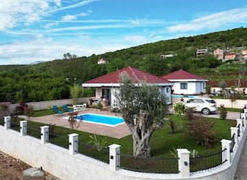 montenegro/vasojevici/landmark/visnjeva-gardens