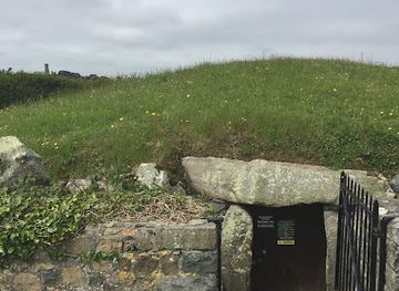 guernsey/vale/landmark/dehus-dolmen