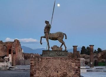 italy/campania/landmark/piazza-esedra