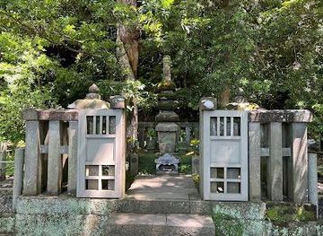 japan/tokyo/landmark/grave-of-minamoto-yoritomo
