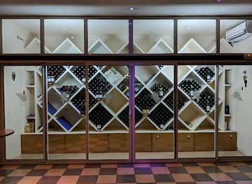 burkina-faso/po/landmark/la-cave-de-petit-paris