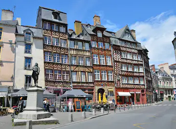 Place du Champ Jacquet (Leperdit statue)