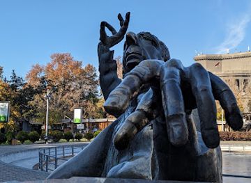 armenia/kotayk/landmark/arno-babajanyan-statue