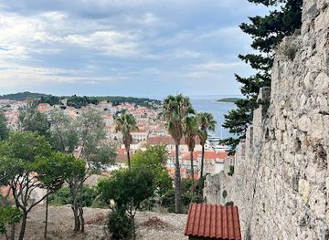 croatia/hvar/landmark/hvar-city-walls