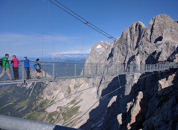 austria/dachstein-mountains/landmark/eispalast-dachstein