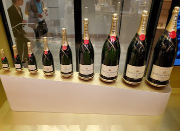 france/champagne/landmark/statue-de-dom-perignon