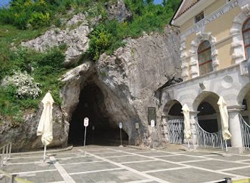 slovenia/postojna/landmark/jamski-dvorec