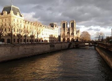 france/paris/landmark/place-saint-michel-pont-saint-michel