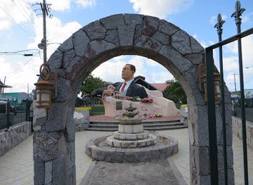 antigua-and-barbuda/saint-philip/landmark/vc-bird-monument
