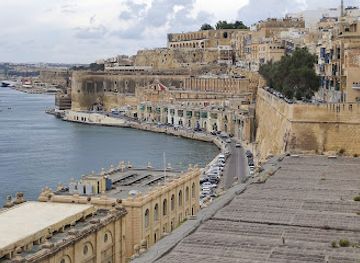malta/valletta/landmark/lower-barrakka