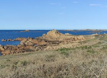 guernsey/vazon-bay/landmark/fort-hommet-gun-casemate-bunker