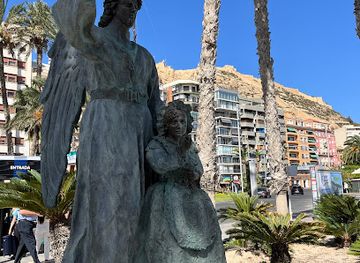 spain/alicante/puerto-de-alicante/landmark/monumento-homenaje-a-la-policia-nacional