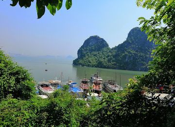 vietnam/ha-long/bai-chay/landmark/bai-chay-beach