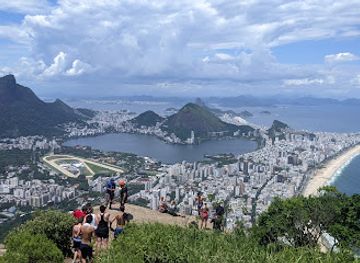 brazil/rio-de-janeiro/landmark/parque-natural-municipal-dois-irmaos-dois-cariocas-sergio-bernardes-e-alfredo-sirkis