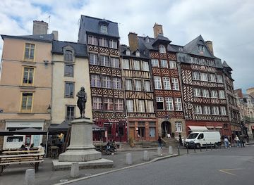 france/rennes/landmark/place-du-champ-jacquet-leperdit-statue