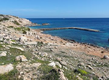 malta/golden-bay/landmark/wall-stone-beach