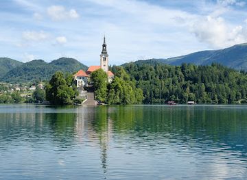 slovenia/lake-bled/landmark/wooden-house-on-the-lake