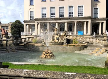 united-kingdom/gloucestershire/landmark/the-neptune-fountain