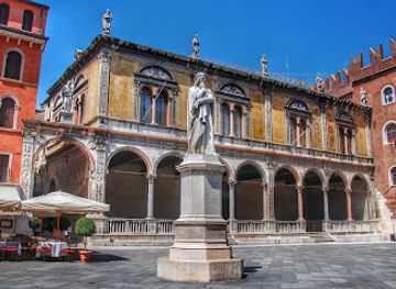 italy/verona/verona-city-centre/landmark/loggia-del-consiglio
