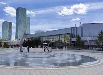 kazakhstan/central-kazakhstan/landmark/gorodskaya-ploshchad-s-fontanami-i-tsentral-naya-yolka-ryadom-s-akimatom