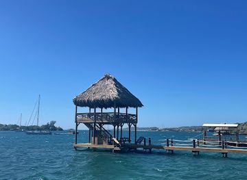 honduras/bay-islands/landmark/arch-s-iguana-and-marine-park