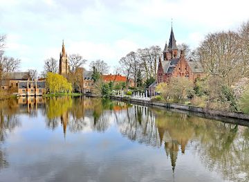 belgium/bruges/landmark/lovers-bridge-minnewaterbrug