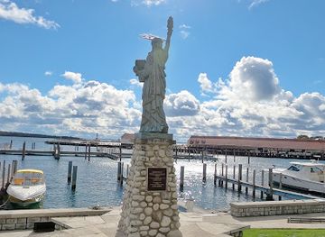 michigan/mackinac-island/landmark/3d-maze-of-mirrors