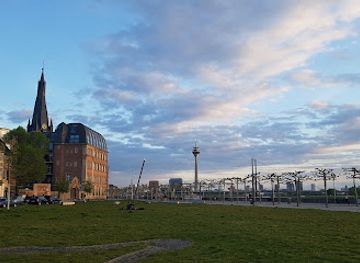 germany/dusseldorf/altstadt/landmark/johannes-von-nepomuk-statue