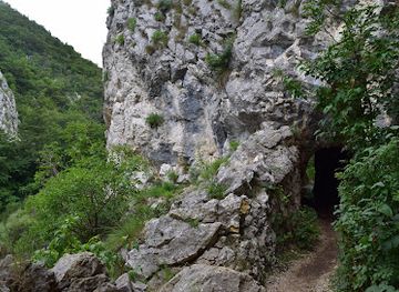 romania/cheile-nerei-national-park/landmark/la-tunele