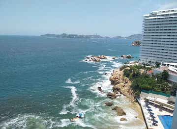 mexico/acapulco/acapulco-tradicional/landmark/plaza-alvarez