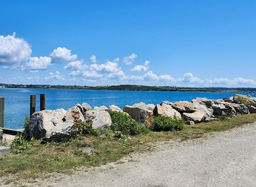 canada/maritimes/landmark/yarmouth-buoy-wall