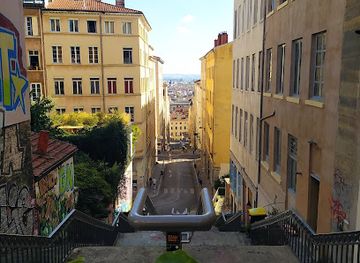 france/lyon/croix-rousse/landmark/traboule-et-cour-des-voraces