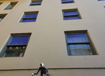 washington/seattle/pike-place-market/landmark/man-with-light