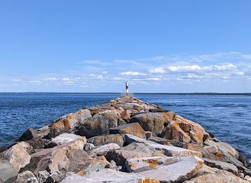 michigan/marquette/landmark/marquette-breakwater-light