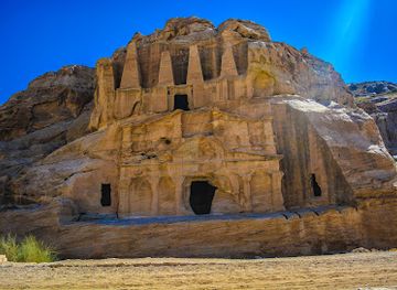 jordan/petra/petra-archaeological-park/landmark/obelisk-tomb-bab-as-siq-triclinium