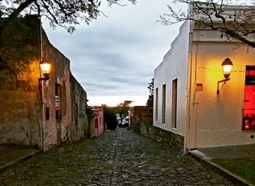 uruguay/colonia/landmark/feria-de-artesanos-de-la-plaza-mayor