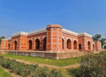 pakistan/lahore/landmark/tomb-of-noor-jahan