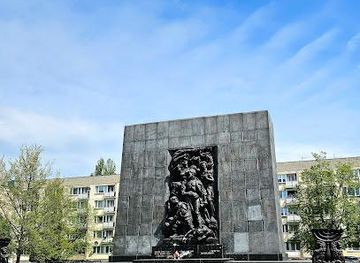 poland/warsaw/landmark/monument-to-the-ghetto-heroes