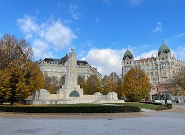 hungary/transdanubia/landmark/ronald-reagan-statue