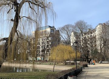 poland/warsaw/srodmiescie/landmark/the-boy-and-the-swan