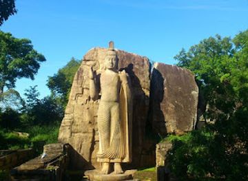 sri-lanka/up-country/landmark/avukana-buddha-statue