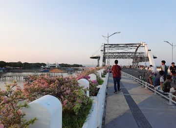 indonesia/surabaya/kenjeran/landmark/suroboyo-bridge