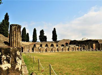 italy/pompeii/landmark/house-of-the-tragic-poet