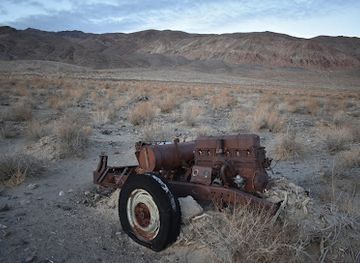 california/santa-clarita/landmark/old-car-home