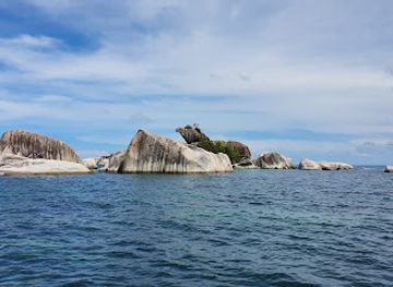indonesia/bangka-belitung-islands/landmark/tanjung-kelayang-beach