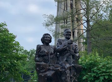 illinois/aurora/landmark/millennium-statue