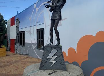 new-zealand/hamilton/central-hamilton/landmark/riff-raff-statue-celebrating-richard-o-brien-the-rocky-horror-show