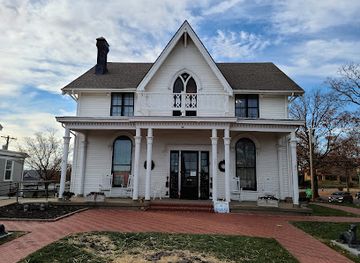 kansas/high-plains/landmark/amelia-earhart-birthplace-museum-ninety-nines