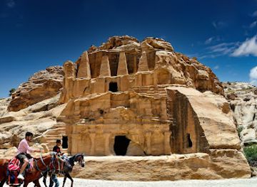 jordan/petra/wadi-musa/landmark/obelisk-tomb-bab-as-siq-triclinium