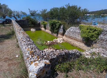 croatia/rovinj/landmark/cisterna-beach